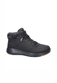 Zwarte mid-top sneaker van synthetisch materiaal; heeft een getextureerde bovenkant, vetersluitingen en een zachte gebreide kraag. Lichtgewicht rubberen zool met profiel.