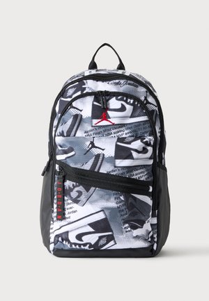 Plecak z nadrukiem kolażu czarno-białych sneakersów, czerwonym logo Jumpman, wieloma zamykanymi na zamek kieszeniami oraz czarnymi bocznymi panelami z tkaniny.