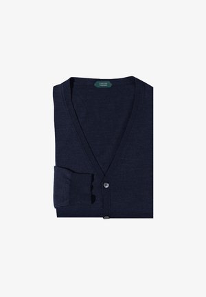 Cardigan azul marino de tejido ligero, con cuello en V, cierre de un botón y puños de punto, mostrado plegado.