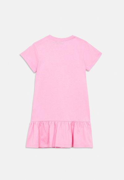 Ροζ βαμβακερό φόρεμα με κοντά μανίκια και στρογγυλεμένο βολάν στο τελείωμα. Απλός σχεδιασμός, απαλό ύφασμα και κλασικός στρογγυλός λαιμός.