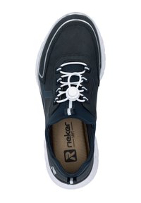 Baskets avec un dessus en textile bleu marine, des lacets élastiques, des accents blancs et une semelle intérieure rembourrée. La semelle est blanche avec une texture antidérapante.