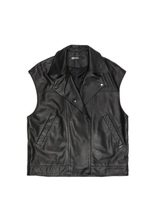 Chaleco de cuero negro para motociclista con un amplio cuello, cierre frontal a presión y dos bolsillos laterales. Textura suave con costuras cosidas.
