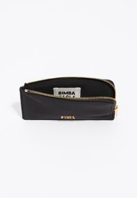 Musträkistusega must rahakott, mis on valmistatud sünteetilisest materjalist ja millel on kuldseks toonitud detailid. Omab sisetaskut ja sildiplaati. Kompaktne ja sleek disain.