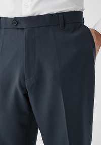 Next REGULAR FIT PLAIN FRONT STRETCH - Auduma bikses - navy