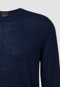 Granatowy sweter dzianinowy z okrągłym dekoltem, długimi rękawami i gładką teksturą. Materiał: 100% wiskozę. Subtelne detale szycia na rękawach.
