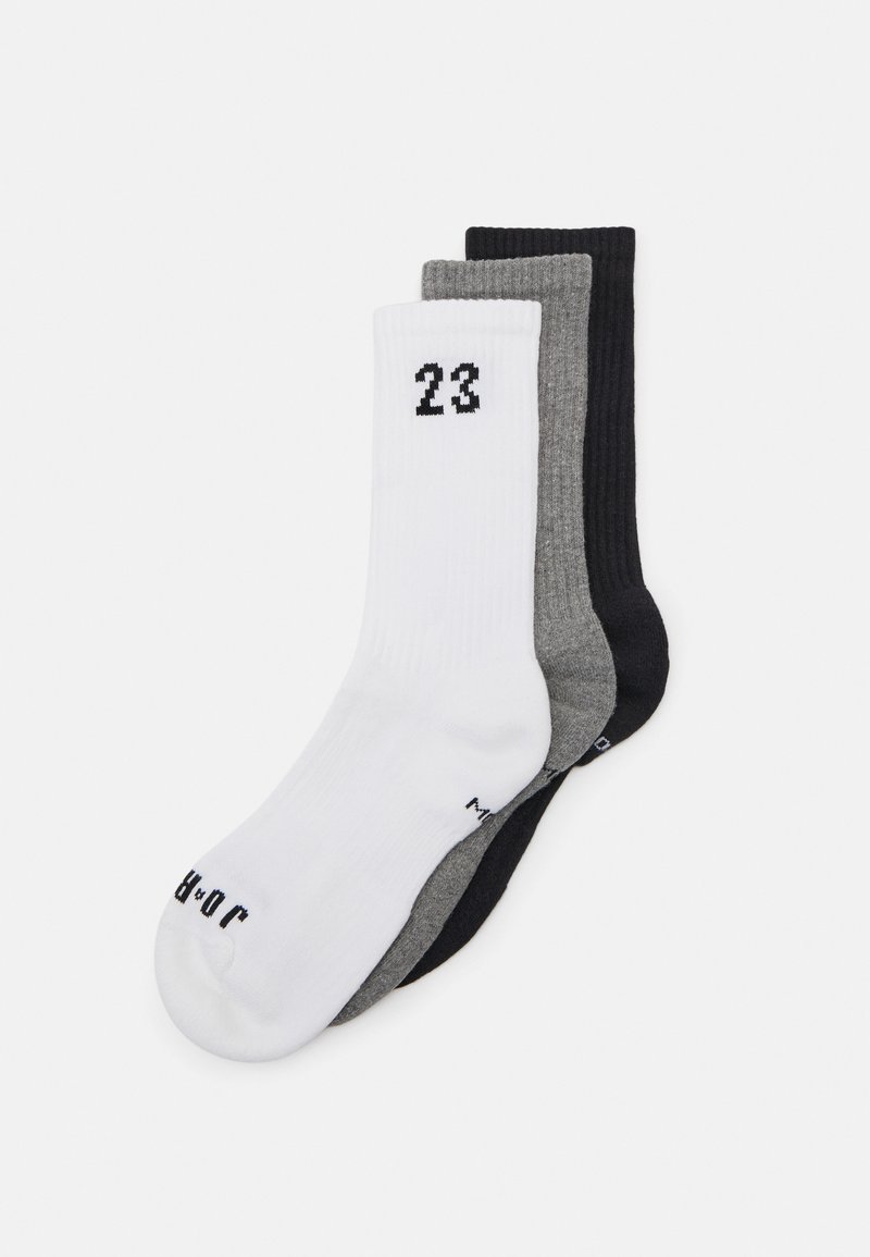 Tres pares de calcetines: uno blanco con el "23" negro, uno gris y uno negro. Todos tienen textura acanalada y tela suave.