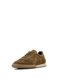 Sneakers in suede marrone con finitura testurizzata, dotati di un design con lacci, profilo basso e suola in gomma a contrasto.