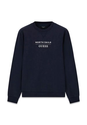 Sweat-shirt bleu marine à col rond avec manches longues, avec texte blanc « NORTH SAILS » et « GUESS » imprimé sur la poitrine.