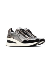 Zapatillas deportivas en plateado metálico y ante negro, con tacón en cuña, panel lateral texturizado y cordones negros con detalle de cremallera.