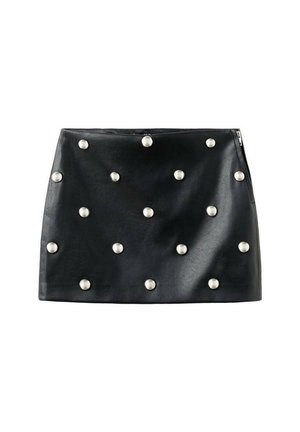 Mini-jupe en cuir noir avec des clous argentés disposés en motif. Présente une fermeture éclair sur le côté et une texture lisse.