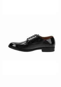 Chaussure habillée en cuir noir avec une finition lisse et brillante ; présente un bout rond, un design à lacets, et un léger talon surélevé pour la stabilité.