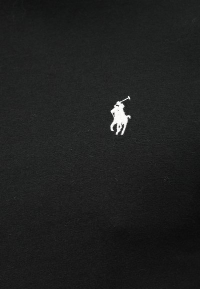 Μαύρο βαμβακερό μπλουζάκι με μικρό λευκό κεντητό λογότυπο παίκτη πόλο στην αριστερή πλευρά του στήθους, με λεία υφή και κλασική εφαρμογή.