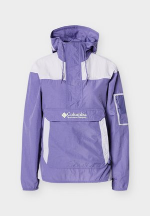Giacca antivento con cappuccio lilla chiaro e bianca con tasca frontale e logo "Columbia Sportswear Company" sulla patta della tasca.