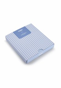 Boîte bleu clair avec des rayures blanches verticales, portant une étiquette bleue indiquant "Boxer Shorts" et une découpe pour une ouverture facile.