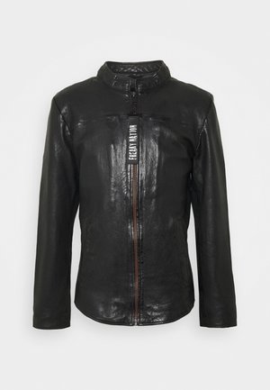 Černá kožená bunda s vysokým límcem, předním zipem a dvěma bočními kapsami. Hladký povrch s jemným leskem a přiložený štítek značky.