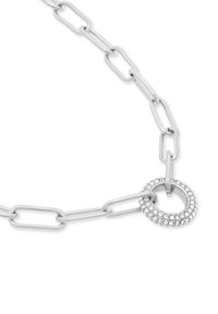 Silberne Kettenhalskette mit länglichen Gliedern und einem runden Anhänger, der mit klaren Kristallen verziert ist, was ein strukturiertes und poliertes Erscheinungsbild verleiht.
