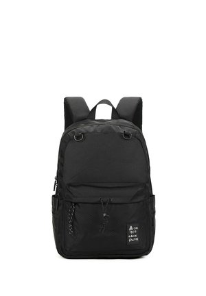 Zaino nero realizzato in tessuto resistente, con spallacci imbottiti, una tasca frontale con zip, tasche laterali in rete e un dettaglio logo minimale.