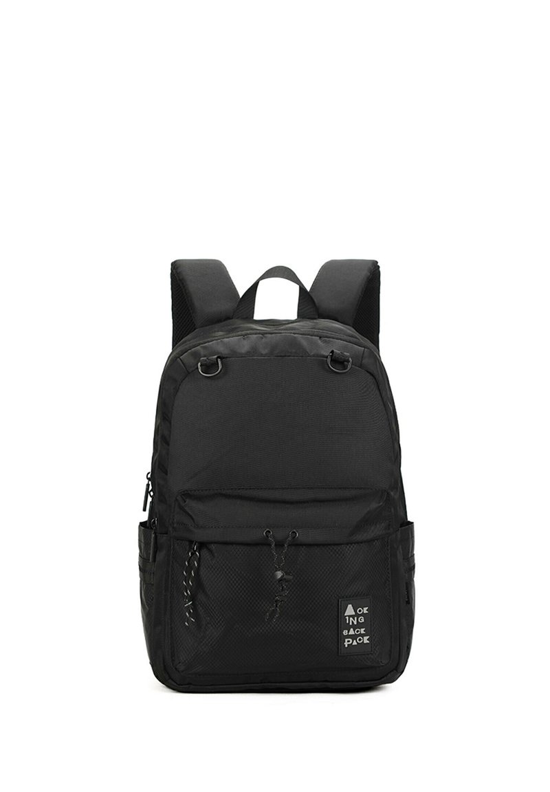 Zwarte rugzak gemaakt van duurzaam materiaal, met gevoerde schouderbanden, een voorste ritsvak, zijvakken van gaas en een minimalistisch logo-detail.