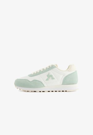 Zapatillas deportivas con una combinación de colores verde menta y blanco, fabricadas en cuero y ante. Presentan un logo tonal y una suela texturizada.