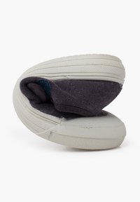 Flexibilná plátenná obuv typu slip-on s tmavo fialovým zvrškom a bielou gumovou podrážkou, s textúrovaným povrchom a prehnutým dizajnom.