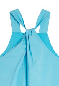 Akwamarynowy bezrękawnik z twisted back i węzłowymi ramiączkami, wykonany z lekkiego materiału o gładkiej teksturze.