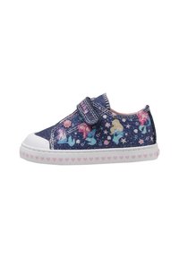 Zapatillas de denim azul con una correa de Velcro, que presentan patrones coloridos de unicornios y estrellas, puntera de goma blanca y acentos en forma de corazón rosa en la suela.