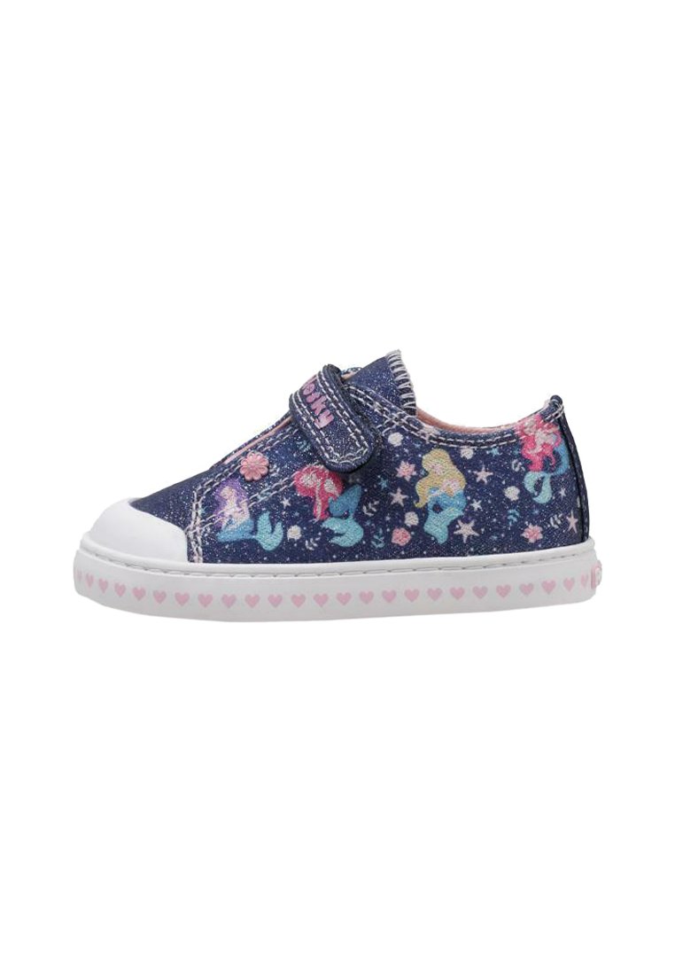 Zapatillas de denim azul con una correa de Velcro, que presentan patrones coloridos de unicornios y estrellas, puntera de goma blanca y acentos en forma de corazón rosa en la suela.