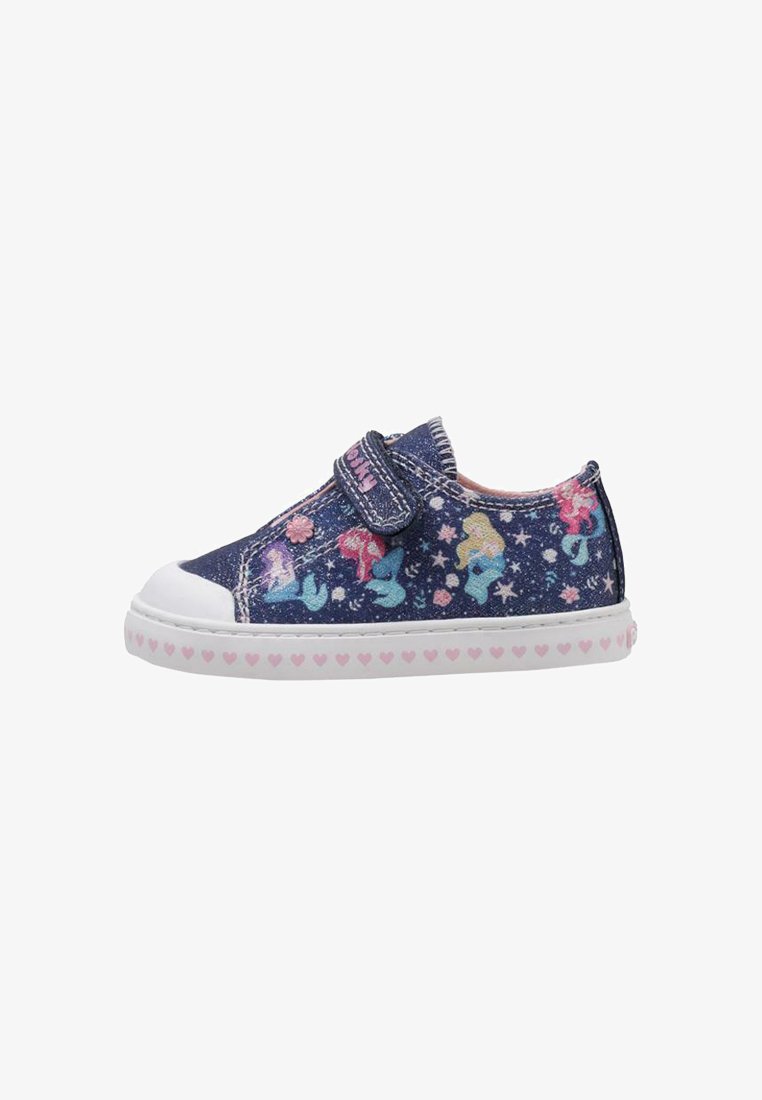 Zapatillas de denim azul con una correa de Velcro, que presentan patrones coloridos de unicornios y estrellas, puntera de goma blanca y acentos en forma de corazón rosa en la suela.