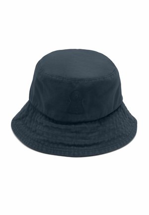 Chapeau bob en coton bleu foncé avec une large bordure légèrement texturée et un logo discrètement embossé en forme de trou de serrure à l’avant.