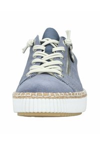 Baskets en suede bleu avec des lacets blancs, une fermeture éclair sur le côté et un détail en jute tressé au niveau de la semelle. Présentent un dessus texturé et une épaisse semelle en caoutchouc.