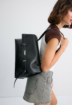 Stradivarius, MAXI BELT BAG - Sac à main - black