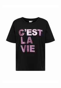Camiseta de algodón negra de manga corta, con un gran texto rosa que dice "C'EST LA VIE", con la 'C' y la 'L' en una textura brillantina.