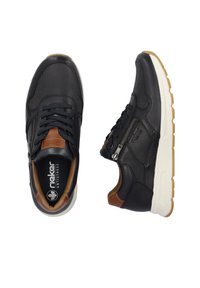 Zwarte sneaker met bovenwerk van leer en mesh, bruine accenten, vetersluiting, zijrits en een witte rubberen zool met grip.