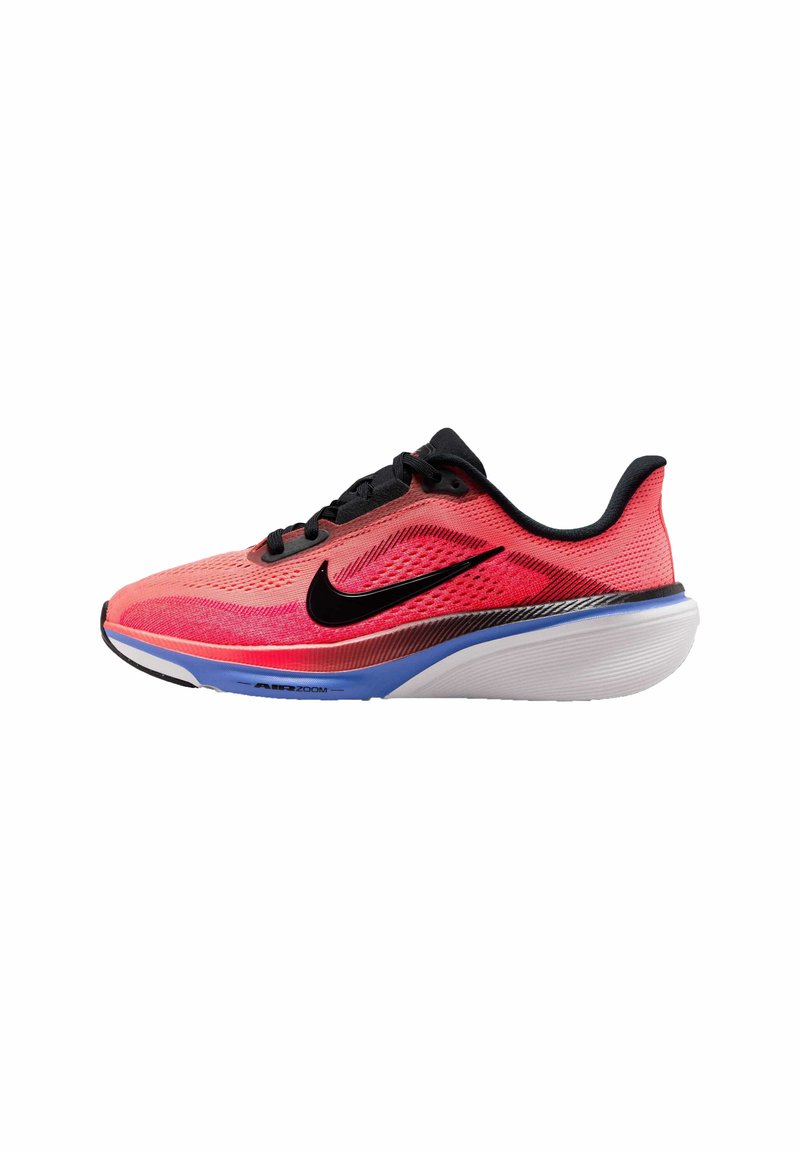 Zapatilla de correr Nike rosa y negra con suela azul y blanca, cordones negros y parte superior de malla transpirable vista desde un lateral.