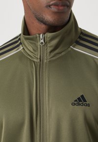 adidas Sportswear TRACKSUIT - Melegítő - olive strata