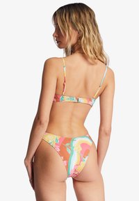 Set bikini floreale con un motivo multicolore, con accenti rosa, gialli e blu. Realizzato in tessuto morbido con spalline regolabili.