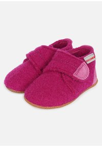 Chaussons en feutre rose avec une sangle en Velcro, bout rond et semelle en caoutchouc. Présentent des accents roses contrastants et une étiquette de marque sur le côté.