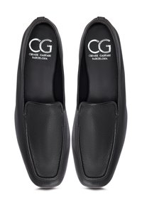 Par sorte læder slip-on loafers med firkantede tåspidser og "CG Cesare Gaspari Barcelona" trykt inde i hver sko.