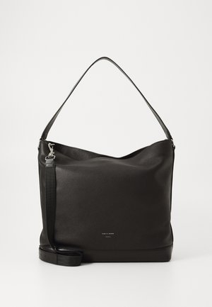 Sac à bandoulière en cuir noir avec une finition texturée, une seule poignée courbée et une bandoulière amovible. Présente un logo subtil à l'avant.