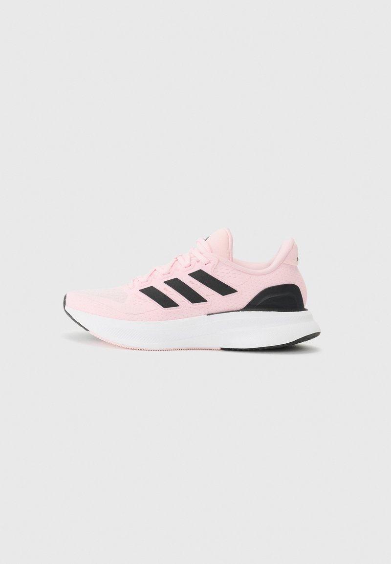 Scarpe da corsa rosa chiaro con tomaia in rete, dettagli neri e logo a tre strisce, e una suola bianca con un motivo di battistrada testurizzato.