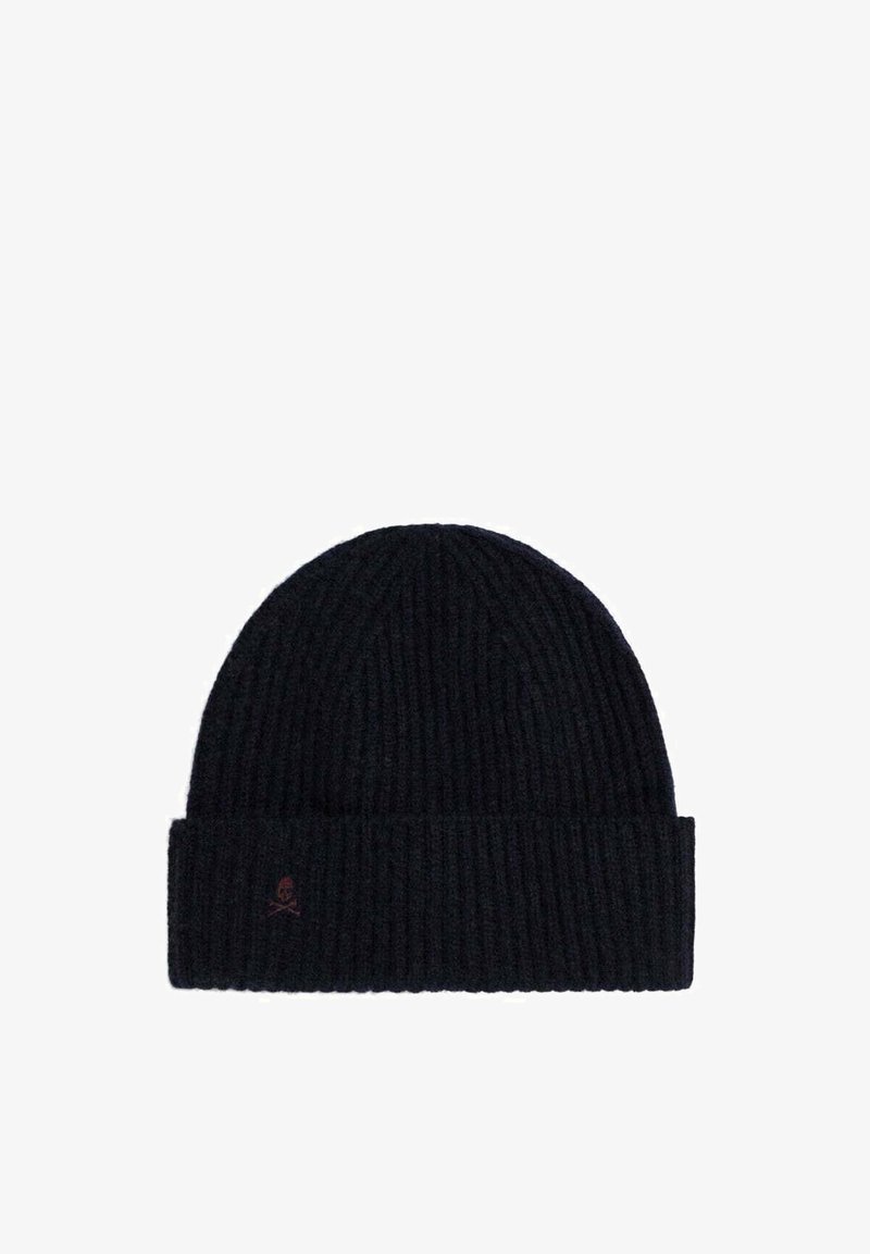 Gorro de punto negro con textura acanalada y puño doblado, con un logo sutil en rojo oscuro en la parte delantera.