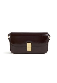 Sac à bandoulière en cuir marron foncé avec une boucle rectangulaire dorée et des sangles latérales réglables sur fond blanc.