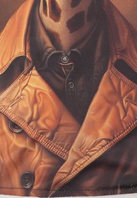 Bruine gewatteerde jas met een gestructureerde afwerking, voorzien van een zwart shirt eronder en knoopdetails op de revers van de jas. Giraffenpatroon zichtbaar.