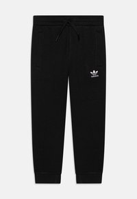 Fekete, puha anyagból készült jogging nadrág, elasztikus derékpánttal, húzózsinórral, oldalsó zsebekkel és fehér Adidas logóval a lábszáron.