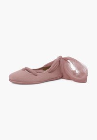 Scarpa da balletto di colore rosa soft con una superficie in tessuto testurizzato e un accento a fiocco, dotata di un nastro in tulle trasparente attaccato al tallone.
