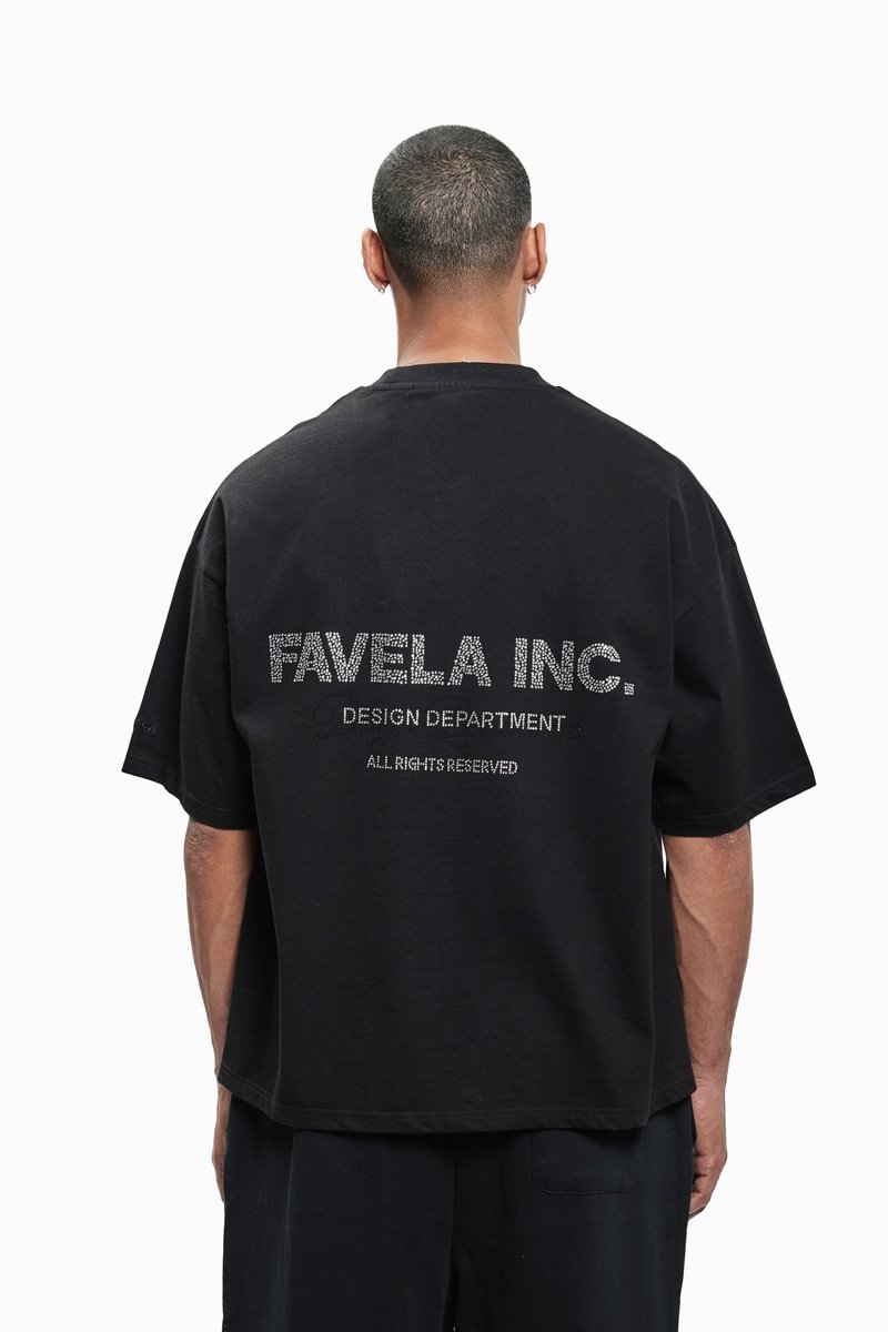 T-shirt noir surdimensionné avec "FAVELA INC." en strass au dos, à manches courtes et col rond.