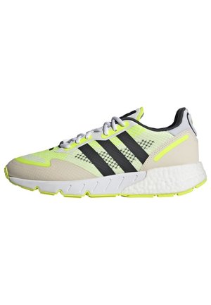Scarpe da corsa leggere con una tomaia in mesh color giallo neon e grigio, tre strisce nere e una suola intermedia bianca testurizzata con accenti gialli.
