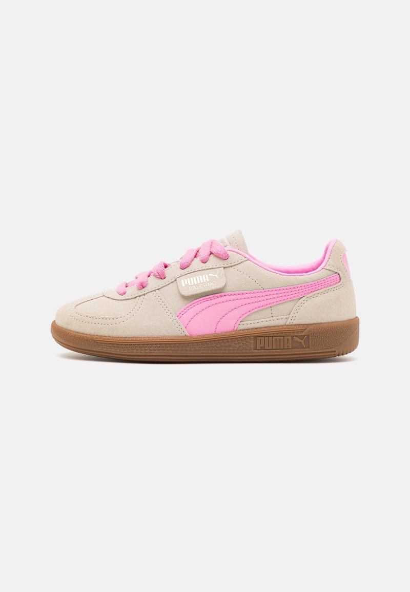 Baskets en daim beige avec une bande Puma rose, des lacets roses, une semelle en gomme, et le logo Puma Palermo sur le côté et la semelle, sur fond blanc.