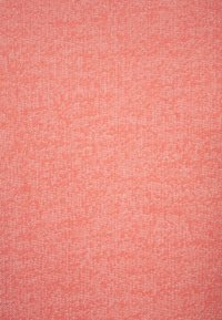 Tejido coral con un patrón de punto texturizado, que presenta una textura ligera y suave, y una distribución uniforme del color.