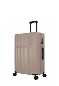 Harde koffer in lichtbeige met verticale ribbelstructuur, uitschuifbare zwarte handgreep, slot en vier zwarte wielen.